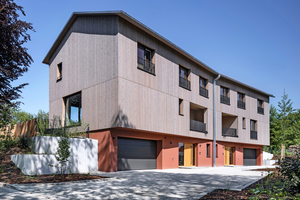  Im niederbayerischen Thann entstand ein Doppelhaus in Massivhausbauweise mit Holzfassade 