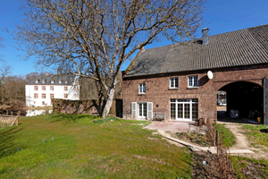  DieToreinfahrt des Herrenhauses mit der Wasserburg im Hintergrund 