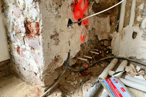  Einbau der Horizontalsperrensticks von redstone im Abstand von maxi-mal 12 cm 