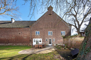  Giebelseite des Herrenhauses der Wasserburg Metternich in Weilers-wist 