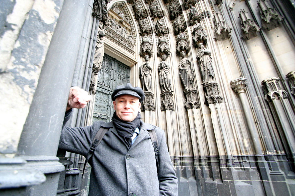 Thomas Wieckhorst, Chefredakteur der bauhandwerk, vor dem Weltkulturerbe Kölner Dom