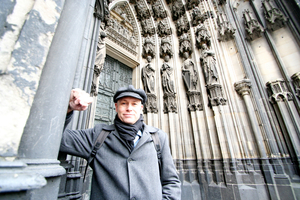  Thomas Wieckhorst, Chefredakteur der bauhandwerk, vor dem Weltkulturerbe Kölner Dom 
