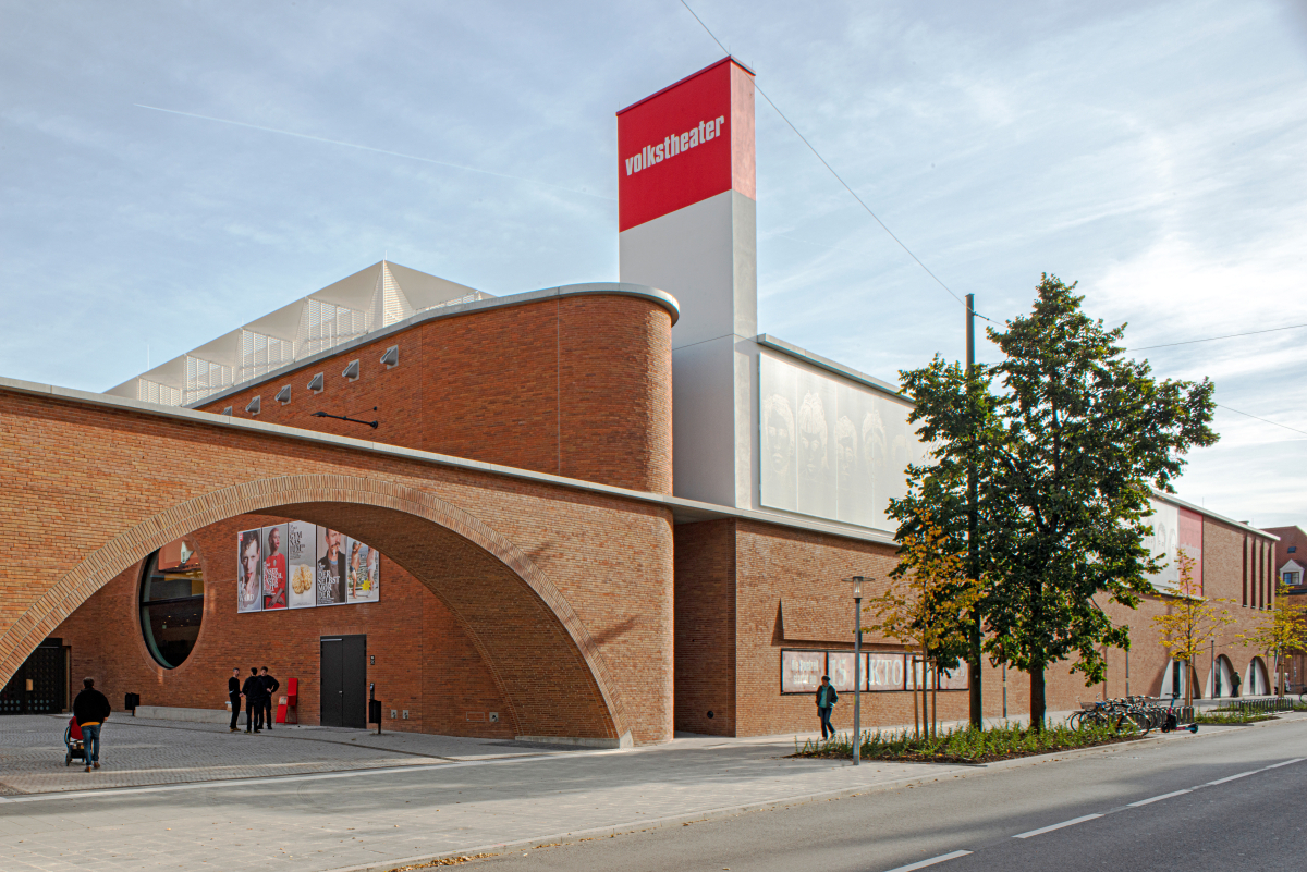 Das Volkstheater in München auf dem ehemaligen Gelände des Schlacht- und Viehhofs passt sich mit seiner Gebäudehülle aus roten Ziegeln seinem Umfeld an