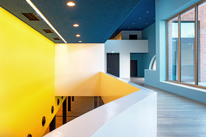  Das Farbkonzept erstreckt sich über zwei Etagen. Die mit ?Keim Innostar? gestaltete Wand im gelben Farbton setzt einen besonderen Akzent 