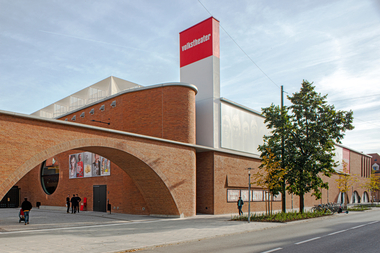 Das Volkstheater in M?nchen auf dem ehemaligen Gel?nde des Schlacht- und Viehhofs passt sich mit seiner Geb?udeh?lle aus roten Ziegeln seinem Umfeld an