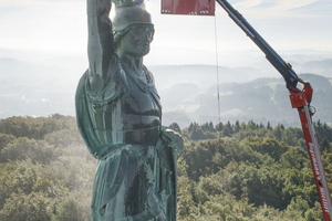  Eine weitere Möglichkeit zur Reinigung hoher Objekte, wie hier dem Hermannsdenkmal in Detmold, bieten Hubarbeitsbühnen 