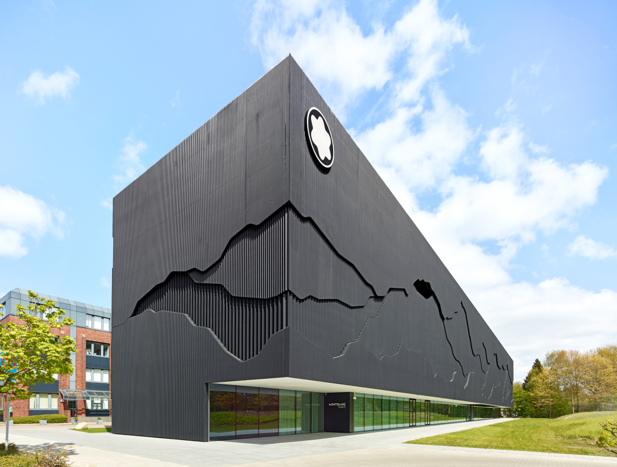 Das mit schwarzen Sichtbeton-Elementen verkleidet Hamburger Montblanc Haus zeigt die reliefartig ausgebildete Silhouette des Mont-Blanc-Massivs