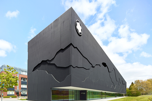  Das mit schwarzen Sichtbeton-Elementen verkleidet Hamburger Montblanc Haus zeigt die reliefartig ausgebildete Silhouette des Mont-Blanc-Massivs 