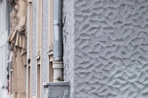  An der Fassade des 1898 in der Münchner Klenzestraße 105 erbauten Hauses finden sich im Erdgeschoss verputze Oberflächen mit einer ausgeprägten Scharfkantigkeit, wie sie bei Strukturputzen nur selten zu finden ist 