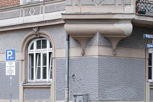  An der Fassade des 1898 in der Münchner Klenzestraße 105 erbauten Hauses finden sich im Erdgeschoss verputze Oberflächen mit einer ausgeprägten Scharfkantigkeit, wie sie bei Strukturputzen nur selten zu finden ist 