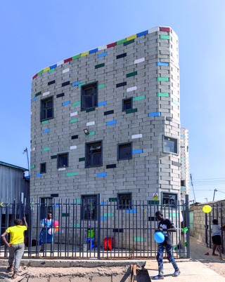 Das neue erbaute Peri Schulgebäude in Kibera besteht aus mehreren Tausend „TwistBlocks”
