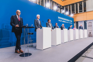  Prof. Dietmar Walberg (am Stehtisch) von der Arbeitsgemeinschaft für zeitgemäßes Bauen (ARGE) fordert das Bauen zu vereinfachen. Auf dem Podium sprachen zudem (v. links) &nbsp;Dr. Hans Zapf, Vorsitzender der Deutschen Gesellschaft für Mauerwerks-und Wohnungsbau, Dirk Salewski, Präsident Freier Immobilien-und Wohnungsunternehmen, Axel Gedaschgo, Präsident des Bundesverbandes deutscher Wohnungs- und Immobilienunternehmen, Robert Feiger, IG-Bau-Bundesvorsitzender, &nbsp;Lukas Siebenkotten vom Deutschen Mieterbund, &nbsp;Katharina Metzger, Präsidentin des Bundesverbandes Deutscher Baustoff-Fachhandel und Wolfgang Schubert-Raab, Präsident des Zentralverbands des Deutschen Baugewerbes.  