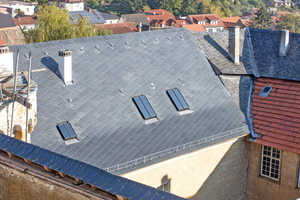  Die historischen Dachfenster fügen sich harmonisch in die restaurierte Dachfläche ein, wie hier beim Schloss Walbrunn in Hessen  