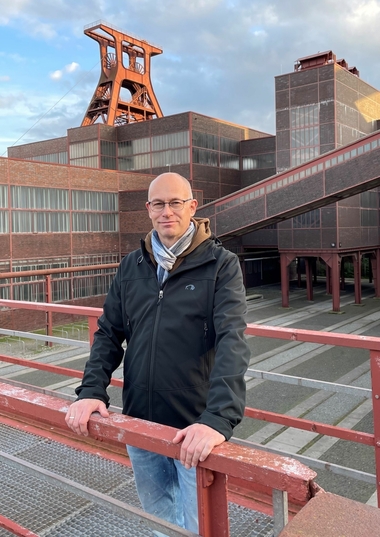 Thomas Wieckhorst, Chefredakteur der bauhandwerk, vor der umgenutzten Zeche Zollverein in Essen-Katernberg