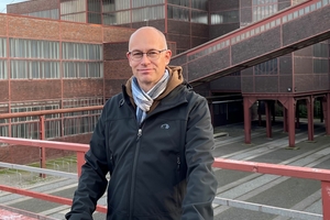  Thomas Wieckhorst, Chefredakteur der bauhandwerk, vor der umgenutzten Zeche Zollverein in Essen-Katernberg 