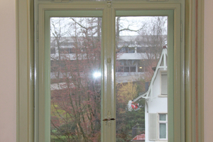  An der Kantonsschule in Zürich wurden die Kastenfenster aus dem Jahr 1880 ertüchtigt. Die energetische Verbesserung erfolgte durch den Ersatz der inneren Scheibe durch ein aus China geliefertes Vakuumisolierglas 