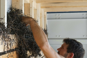  Vor der Außenwand befindet sich innen ein Ständerwerk mit Sparschalung. Hinter die Sparschalung wird das Seegras gestopft 