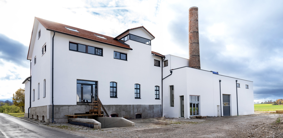 Die alte Brennerei in Pentenried wurde mit modernen Elementen kombiniert. Das Ensemble besteht aus vier Teilen: dem originalen Bestand, dem Bindeglied, dem Neubau und einem Südanbau