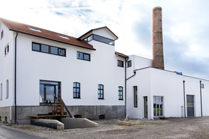  Die alte Brennerei in Pentenried wurde mit modernen Elementen kombiniert. Das Ensemble besteht aus vier Teilen: dem originalen Bestand, dem Bindeglied, dem Neubau und einem Südanbau 