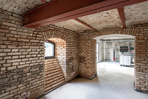  Die Räume des ehemaligen Kartoffelkellers wurden durch Porenbetonwände neu aufgeteilt 