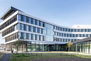  Das viergeschossige Gebäude des Kasseler Fraunhofer-Instituts für Energiewirtschaft und Energiesystemtechnik verfügt über eine Nutzfläche von rund 7600 m2 