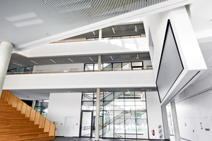  Über ein zentrales, lichtdurchflutetes Atrium sind alle vier Geschosse miteinander verbunden 