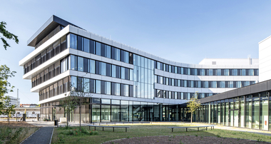 Das viergeschossige Gebäude des Kasseler Fraunhofer-Instituts für Energiewirtschaft und Energiesystemtechnik verfügt über eine Nutzfläche von rund 7600 m2