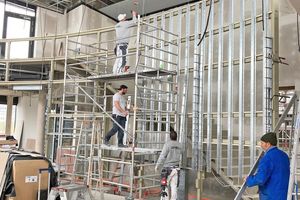  Die grundlegende Stahlunterkonstruktion der gebogenen Lamellen-Wand errichteten die Handwerker aus Vierkantrohren, die sie mit Flanschplatten und Schieblingen befestigten 