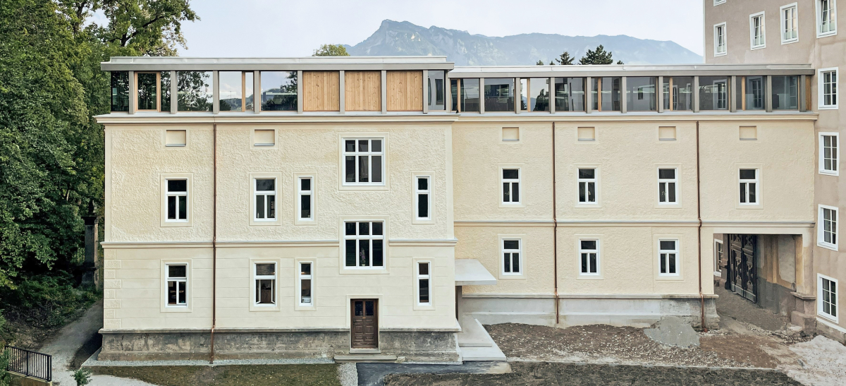 Hofseitig durfte das neue Dachgeschoss in Erscheinung treten und auf das Gesims des Bestandes gesetzt werden