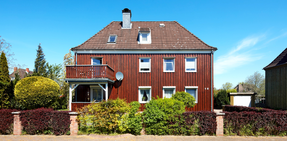 Die Holzfassade des Finnenhauses in Schönberg nach Abschluss der Malerarbeiten