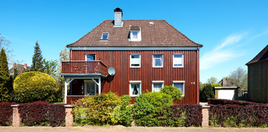 Die Holzfassade des Finnenhauses in Schönberg nach Abschluss der Malerarbeiten