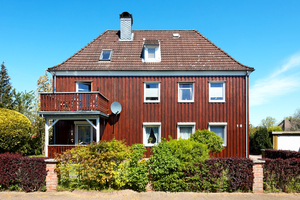  Die Holzfassade des Finnenhauses in Schönberg nach Abschluss der Malerarbeiten 