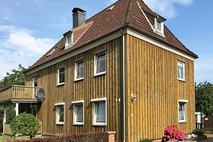  Das Finnenhaus wies neben Algen- und Moosbefall an der Holzfassade auch durch die starke UV-Strahlung bedingte Farbtonveränderungen auf 
