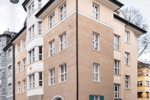  Scharfkantiger Kammzugputz an einem Gebäude in der Münchner Trautenwolfstraße  