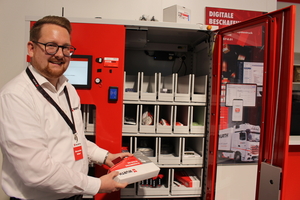  Würth-Verkaufsberater Alexander Göbel zeigt den Automat „Orsy mat WGT“ 