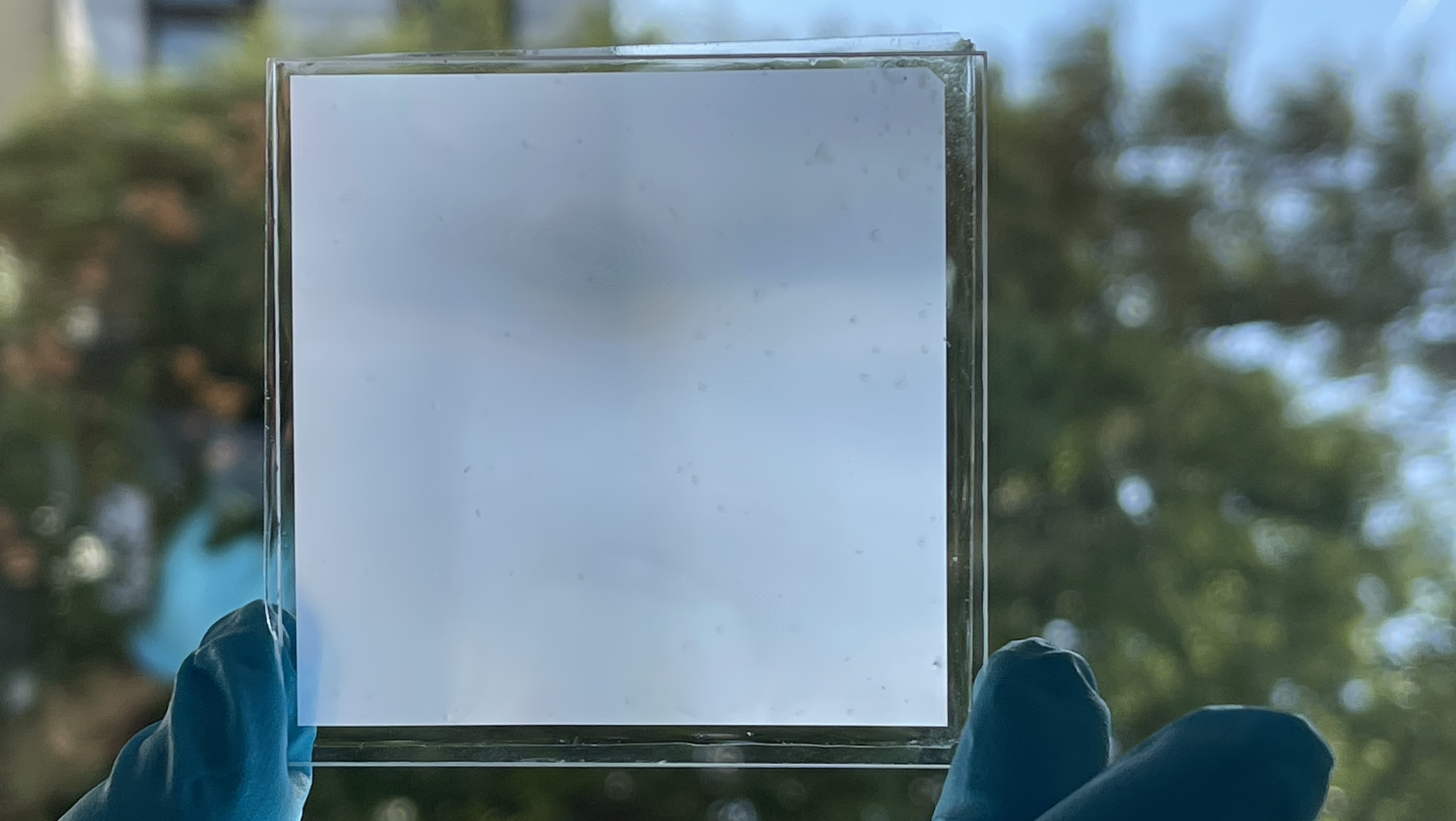 Kühlend, lichtdurchlässig und blendfrei: Das neue Material vereint mehrere besondere Eigenschaften
