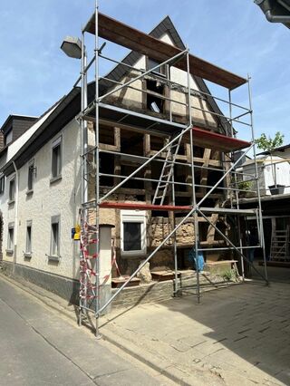 Erst die Freilegung der Fachwerkkonstruktion eines Hauses in der Pützgasse in Walporzheim macht deutlich, welches Kleinod sich hier verborgen hat