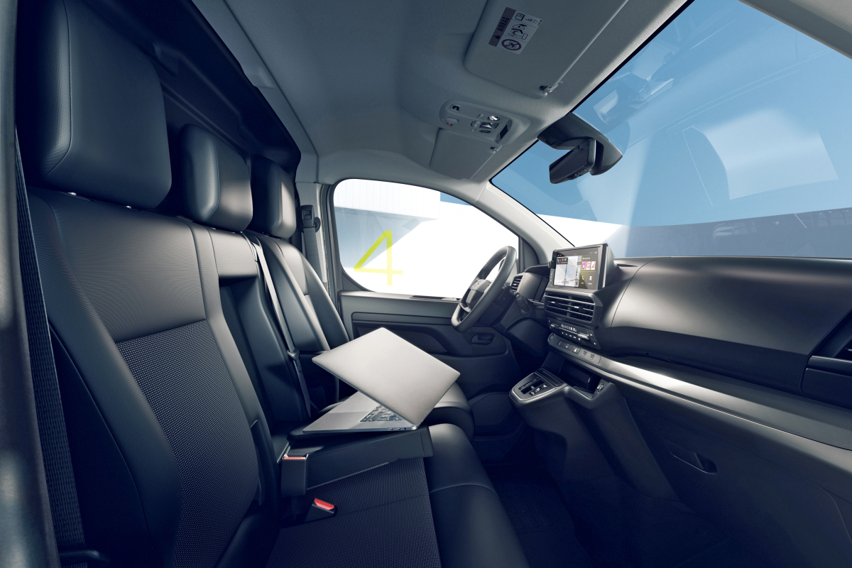 Der ?Vivaro e-Cargo? als Kastenwagen hatte drei Sitzplätze