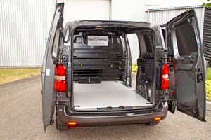  Laderaum mit Holzboden. Mit bis zu 1200 kg kann der ?Vivaro e-Cargo? fast so viel Nutzlast schultern wie sein Verbrenner-Bruder ?Vivaro Cargo S? 