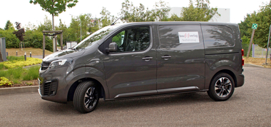 Der mittelgro?e Testtransporter ?Opel Vivaro e-Cargo? kam in Vulkan Grau und hatte mit Extras einen Listenpreis von 49250 Euro exklusiv Mehrwertsteuer