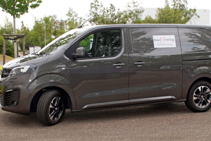  Der mittelgroße Testtransporter ?Opel Vivaro e-Cargo? kam in Vulkan Grau und hatte mit Extras einen Listenpreis von 49250 Euro exklusiv Mehrwertsteuer 