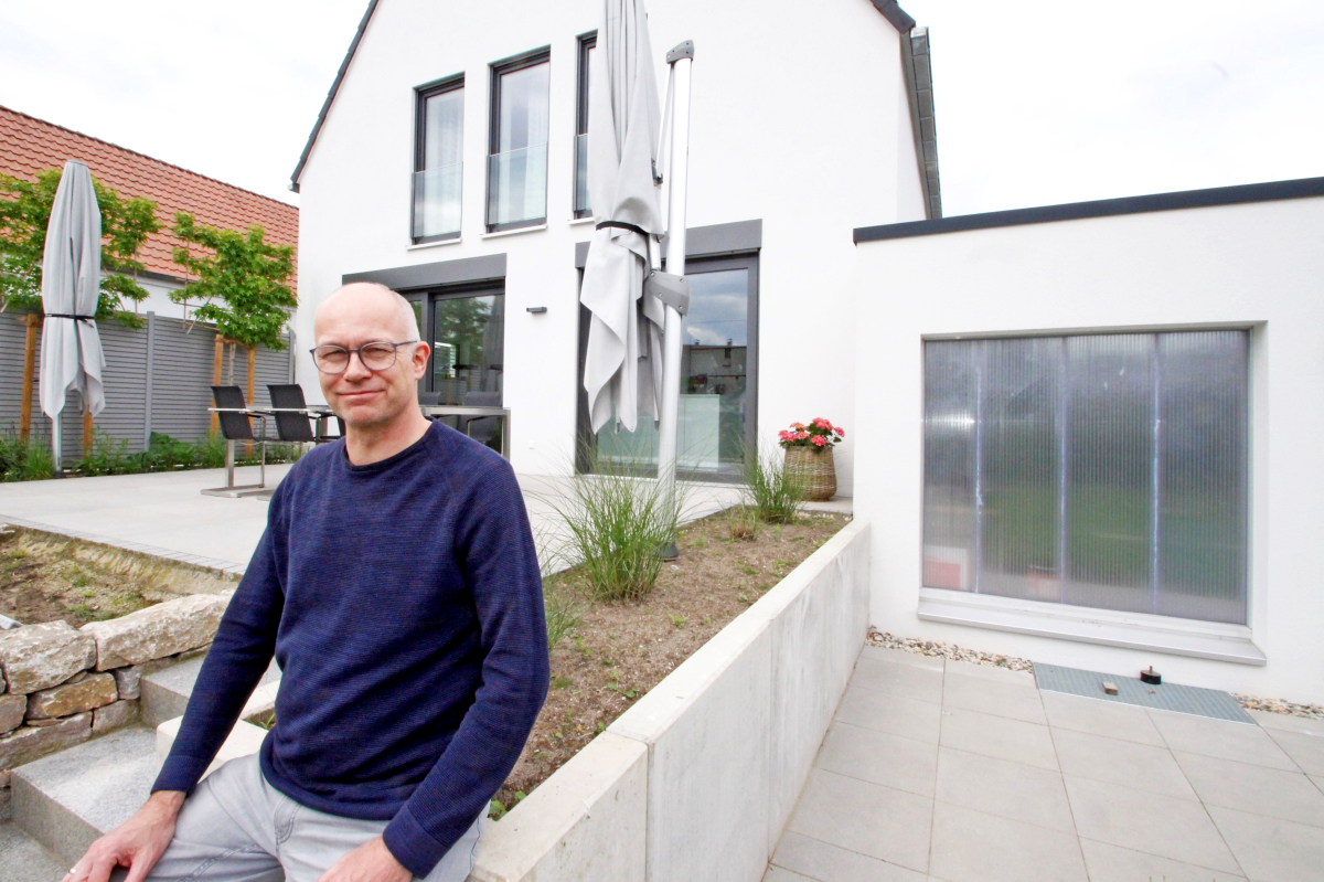 Thomas Wieckhorst, Chefredakteur der bauhandwerk, vor dem umgebauten Siedlungshaus in Gütersloh (ab Seite 14)