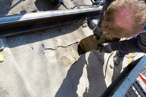  Zunächst mus­ste die Altbeschichtung entfernt werden. Dann folgte das Abschleifen der Beton- und Metallbauteile 