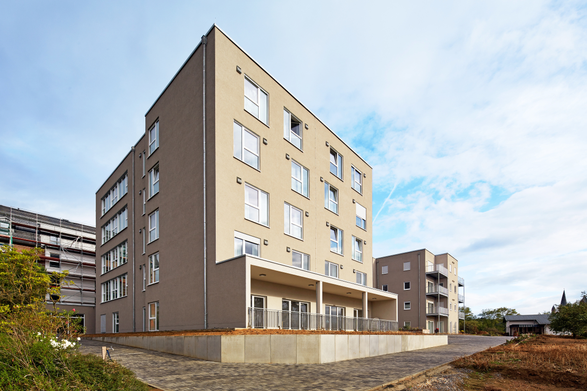 Der Neubau des Altenpflegeheims Haus Felizitas wurde mit dem Leicht-Armier-Unterputz Knauf Gigamit verputzt, der mehrere Arbeitsschritte in einem ermöglicht