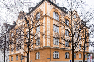  Der Kammzugputz am Jugendstil-Eckbau in der Münchner Lucile-Grahn-Straße ist weder geradlinig gezogen noch besitzt er das typische Kammzugrelief 