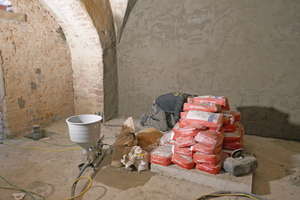  Die Fachleute der Kunze GmbH arbeiteten sich im Keller von der Betonbodenplatte Schicht für Schicht am Bruchsteinmauerwerk hoch 