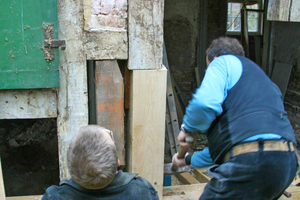  Geschädigte Holzbauteile werden aus einer Fachwerkwand entfernt 