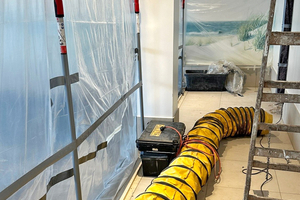  Staubschutzwände und Folienabdeckungen grenzen Staubpartikel und Schimmel auf den Arbeitsbereich ein und schützen schlecht zu reinigende Oberflächen    