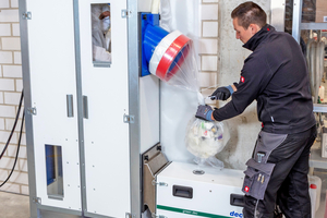  Die Staubschutztür deconta „Smart-Door+“ mit Rohrschleuse „Smart-Bag“ von deconta eignet sich zum Ausschleusen von Materialien, ohne den Arbeitsbereich zu verlassen 