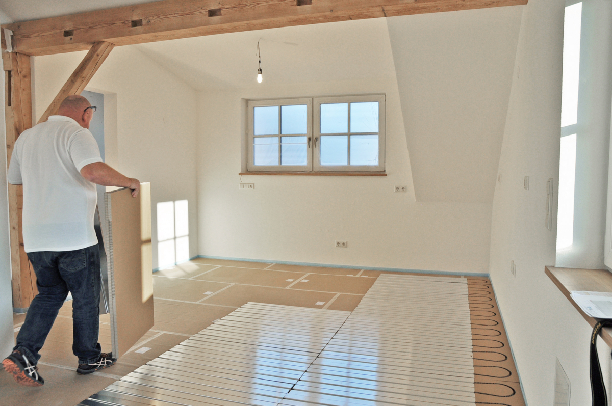 Verlegung der Elemente des ?PowerFloor Light? Fußbodenheizungssystems